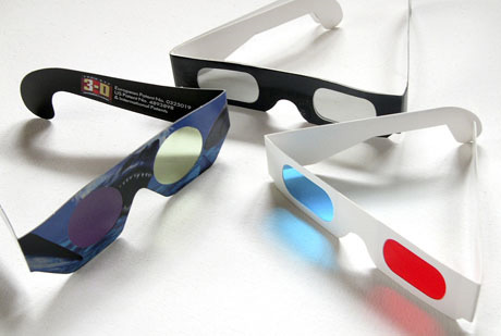 A passzív szemüvegek olcsóak. A képen balról jobbra: Pulfrich, polarizált és piros-ciánkék szemüvegek.